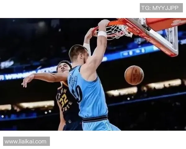 镜头捕捉：勇士赛场小动作引发热议